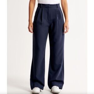 Abercrombie & Fitch Sloane Tailored Wide Leg Pleated Pants in Navy Blue
